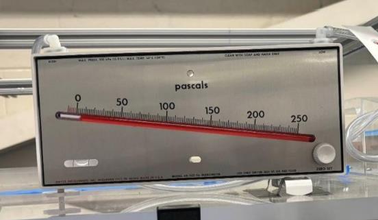 Analog manometer reading during test
