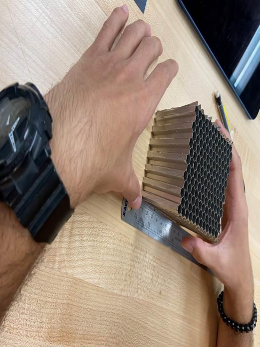Measuring the honeycomb&rsquo;s width