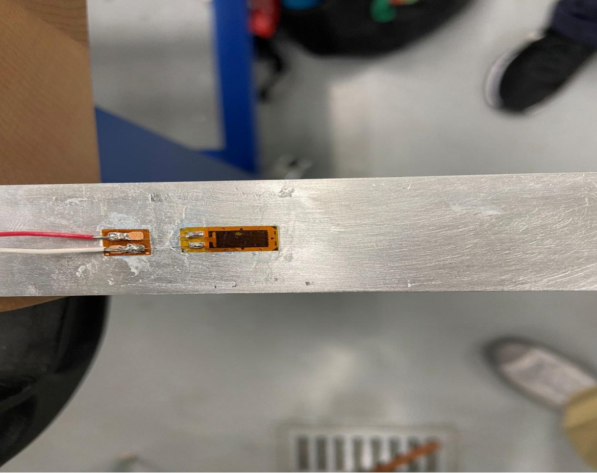 Installed strain gauge on aluminum beam